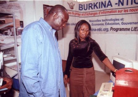 Le ministre de la Jeunesse visitant le stand de Burkina NTIC